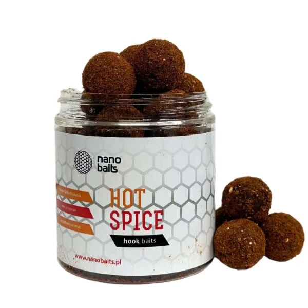 Obrazek przedstawia kulki hakowe z serii hot spice w słoiku o pojemności 250ml. Etykieta jest biała z pomarańczowo-czerwonymi napisami.