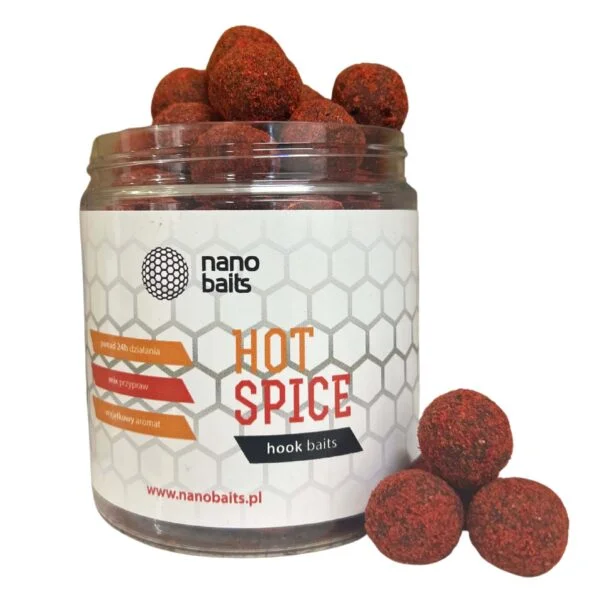 Obrazek przedstawia kulki hakowe z serii Hot Spice w słoiku o pojemności 250ml. Kulki są ciemnoczerwone