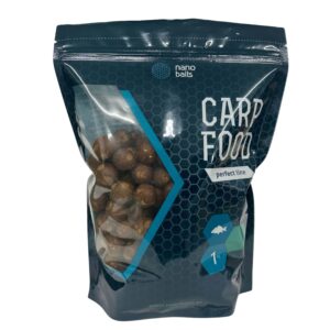 Obrazek przedstawia kulki zanętowe w torbie z okienkiem o wadze 1kg. Kulki są koloru brązowego o smaku Craba