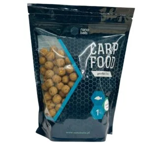 Obrazek przedstawia kulki zanętowe w torbie o wadze 1kg z okienkiem o smaku czosnku.