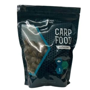 Obrazek przedstawia kulki hakowe w torbie z okienkiem o wadze 1kg. Kulki są o smaku kryla i są ciemnobrązowe.