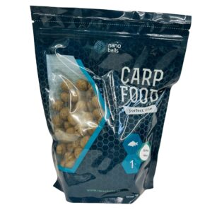 Obrazek przedstawia kulki zanętowe w torbie z okienkiem o wadze 1kg. Kulki są o smaku śliwki