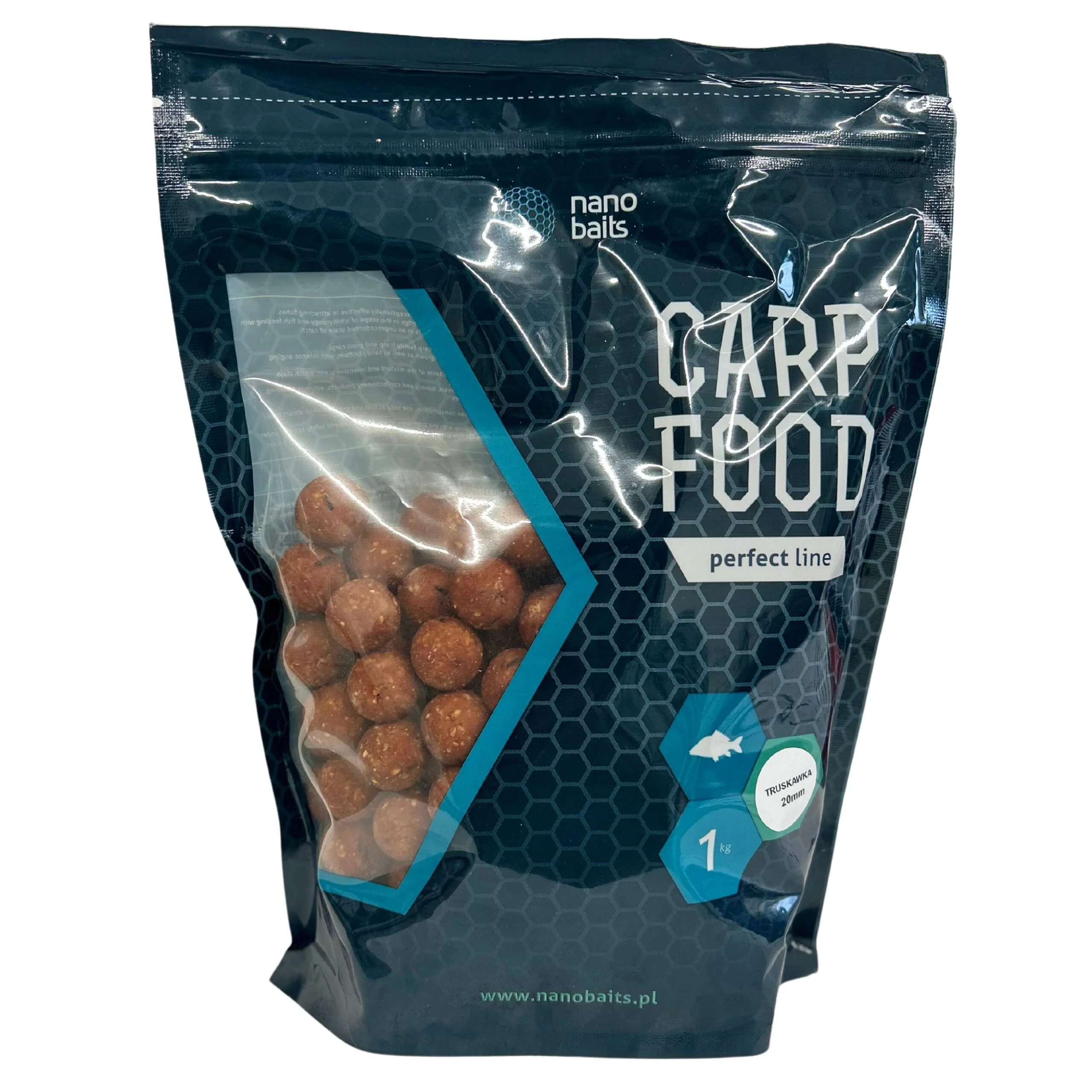 Obrazek przedstawia kulki zanętowe w torbie z okienkiem o wadze 1kg. Kulki są o smaku truskawki i są czerwone.